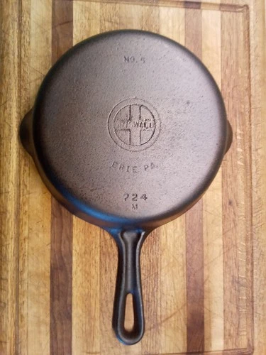 Griswold #5 Cast Iron Skillet 724 M