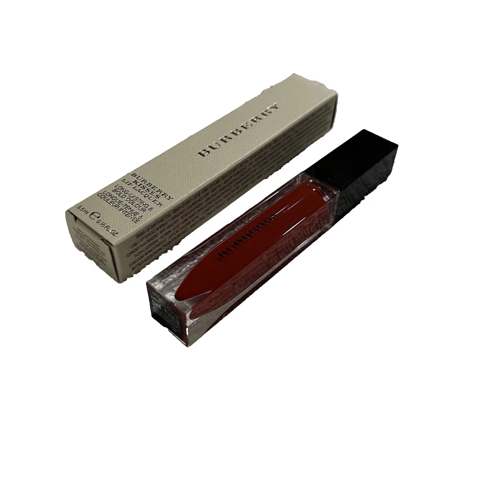Lápiz labial Burberry Kisses de larga duración y color audaz rojo militar 41 Foto 4 de 4