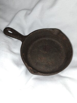 Miniature Cast Iron Skillet Toy Hammered Vintage 7 Dots Wagon Buggy Logo