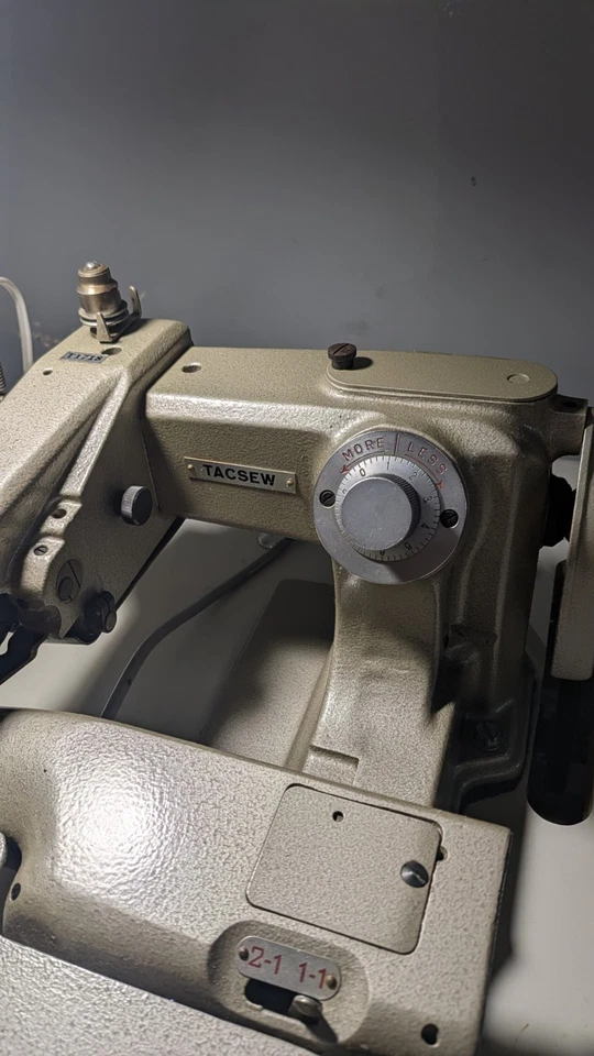 Tacsew T1718 кожаная промышленная швейная машина с жалюзи кромкой со столом - Изображение 3 из 4