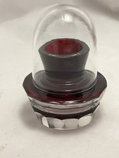 Ancien encrier en verre taillé - rouge rubis à effacer avec dôme