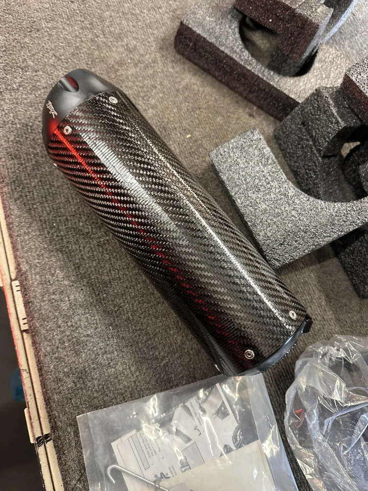 Escape atornillable 2 Brothers Hurricane para Yamaha YZF‐R3 15–2024 y MT‐03 20-21 Foto 4 de 4