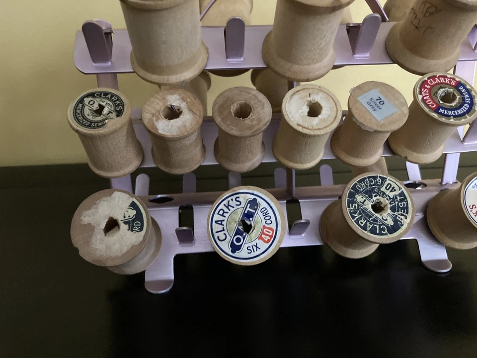 Soporte de carrete de hilo Zierold vintage de ALUMINIO ROSA MEDIADOS DE SIGLO con 19 carretes Foto 2 de 4