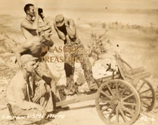 C.1945 WW2 STUNNING SAIPAN ARTILLERY SHIRTLESS SOLDIERS USMC PHOTO F15