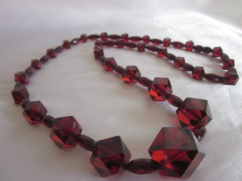 "Collar de baquelita de cereza ámbar facetado vintage 33""" - Imagen 2 de 3