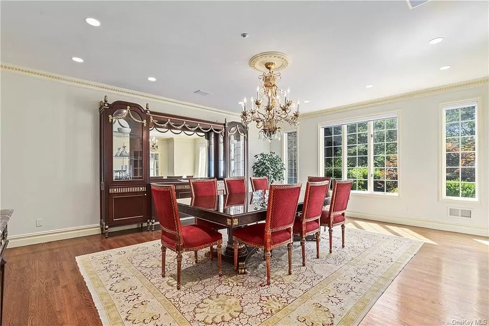 Vitrina China frontal iluminada de caoba personalizada con estilo Regency dorado Foto 4 de 4