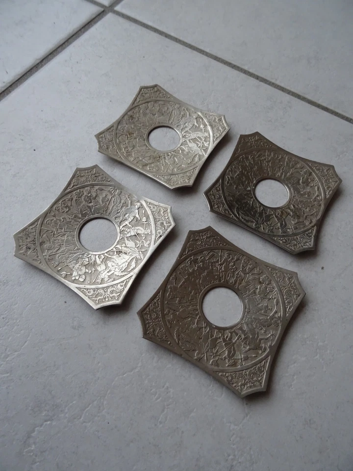 4 Anciennes Bobèches décor de personnages chandelier bougeoir - Photo 3/4