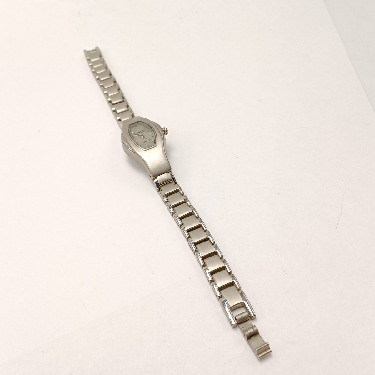 Montre femme Gucci série 90001 quartz acier Nécessite