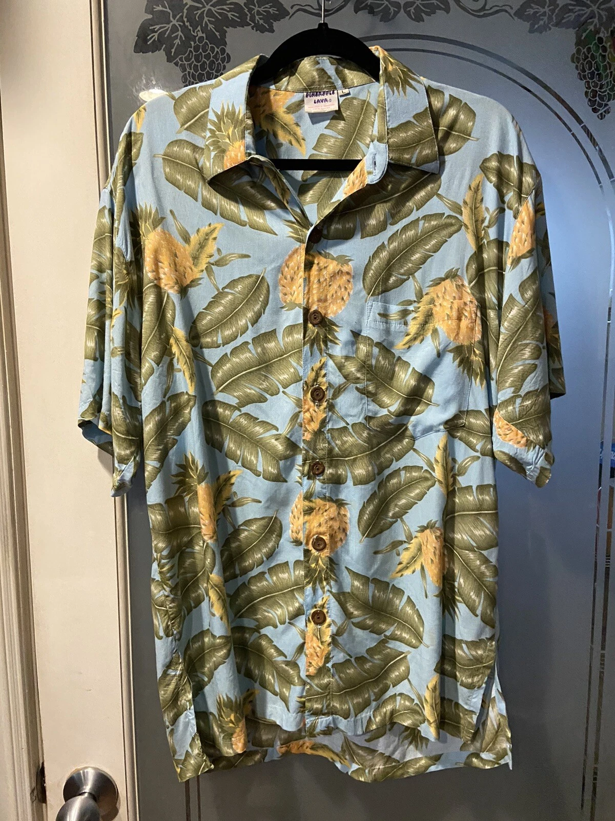 pineapple lava men’s Hawaiian shirt size large 100% rayon Pineapples