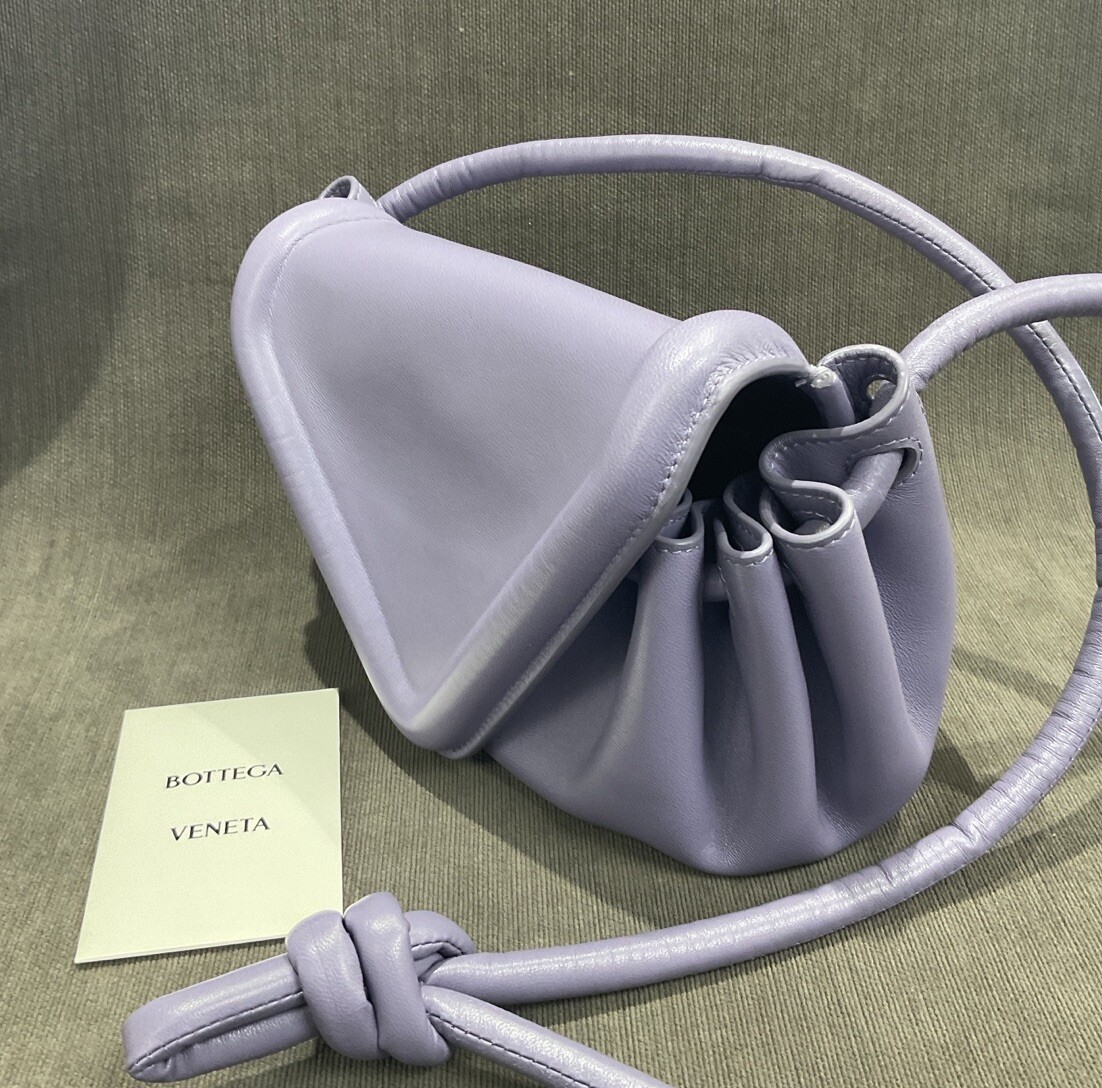 BOTTEGA VENETA BEAK Small Leather Ladies Crossbody  display picture 2