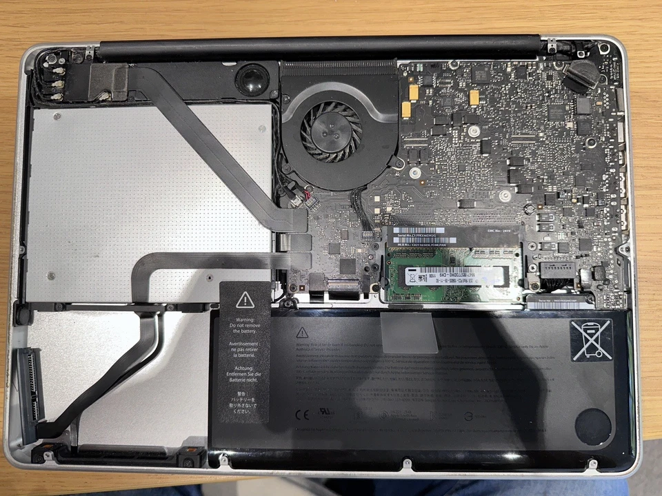 Apple MacBook Pro 13” 2.4GHz i5, 4GB Ram, 300GB HD, Windows 10 - Image 3 of 4