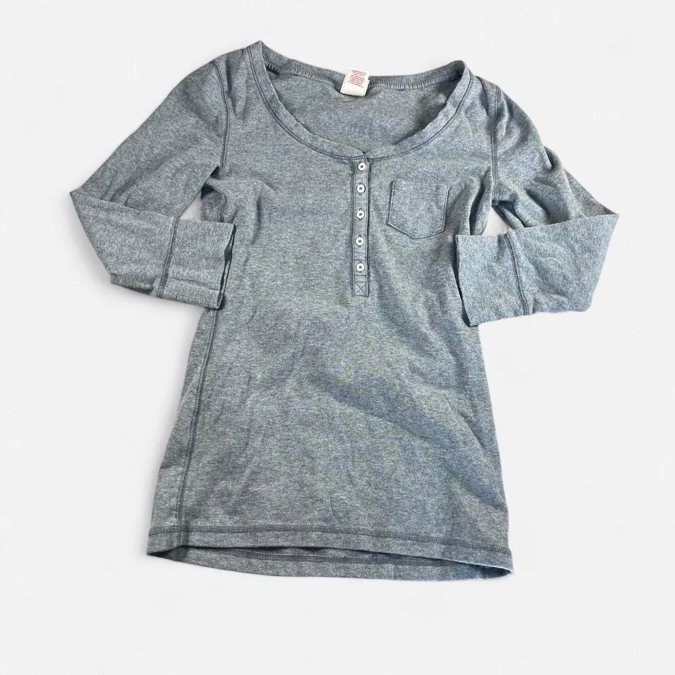 Top Henley Y2K años 2000 gris ajustado preppy grunge coqueta para mujer talla pequeña Foto 2 de 4
