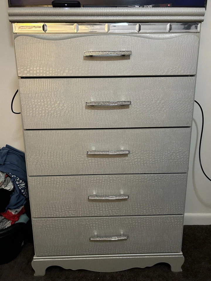 Juego de dormitorio con tocador iluminado Foto 3 de 4