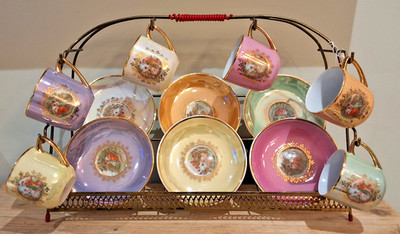 Vintage 50er Jahre Perlglanz Foreign Expresso Tasse und Untertasse Set mit Ständer Harlekin