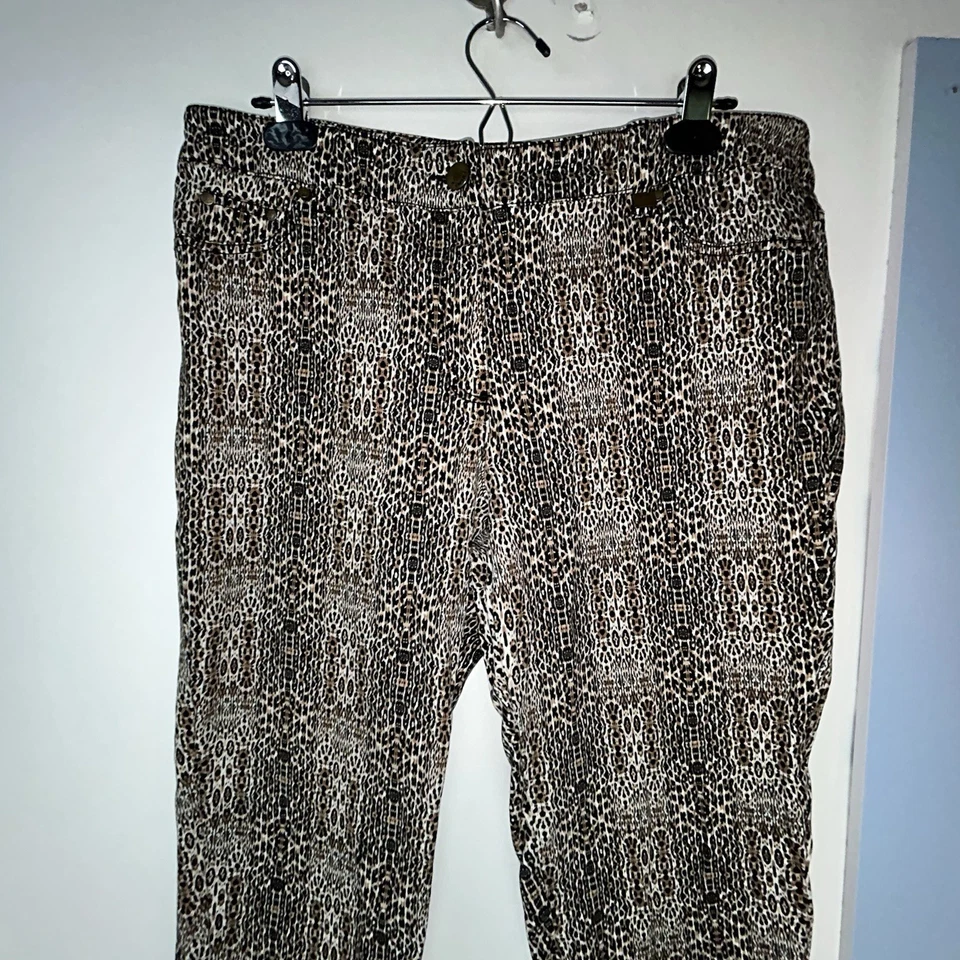 Pantalones capri ceñidos al cuerpo con estampado animal talla 14 Tanjay para mujer Foto 2 de 4