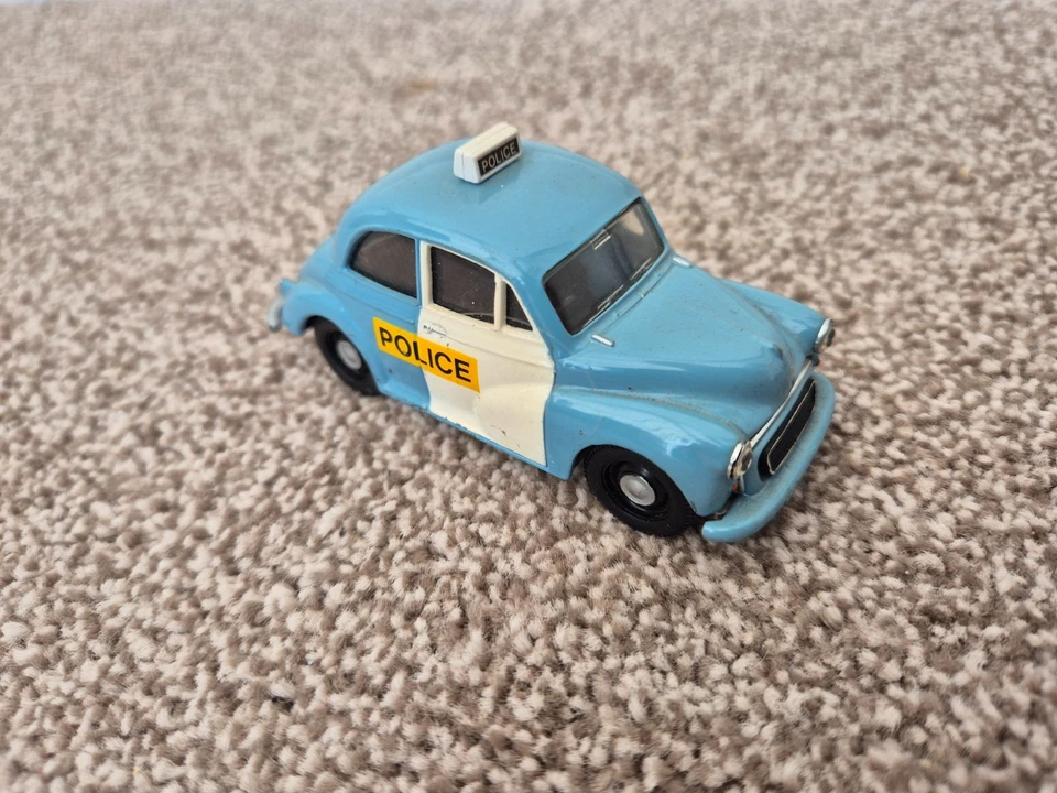 CORGI CLASSICS 1/43 MORRIS MINOR SEDÁN POLICÍA MODELO A ESCALA DIECAST - Imagen 2 de 4