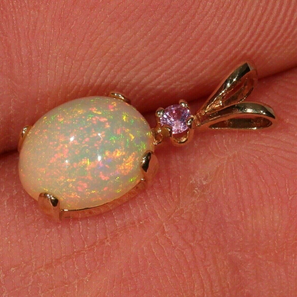 Colgante solitario de diamantes de ópalo de fuego de corte ovalado de 3 quilates de oro amarillo de 14 quilates sobre cadena gratis Foto 2 de 4