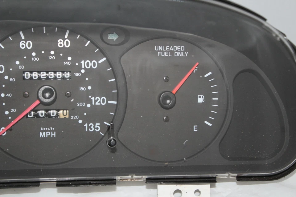 Cuadro de instrumentos velocímetro medidor de panel 00 01 Kia Sephia 62.383 millas Foto 3 de 4