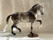 Breyer ~ SR2025 "Praga" Destinos Exóticos (hecho LE 600) con CAJA ~ Brillante #2 COMO NUEVO
