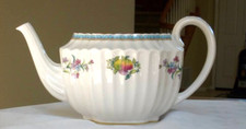 Spode.TRAPNELL SPRAYS Y8403. GOLD TRIM   Tea Pot FLUTED w fitting Lid ENGLAND