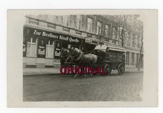 Foto originale cartolina anni 30 carro trainato da cavalli Kindl di Berlino davanti al pub con pubblicità Coca Cola