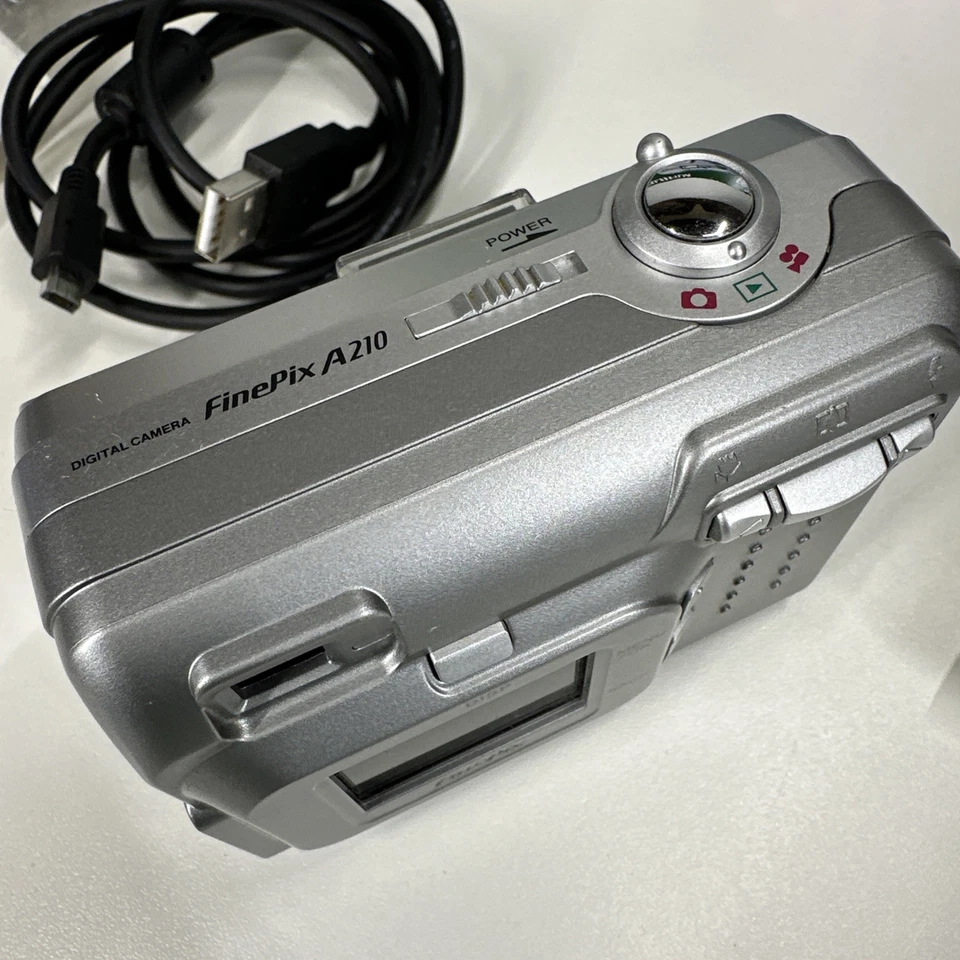 FUJIFILM FInepix A210 3.2 MP Retro Vintage Digital Camera - BOXED IN VGC TESTED - Image 3 of 4