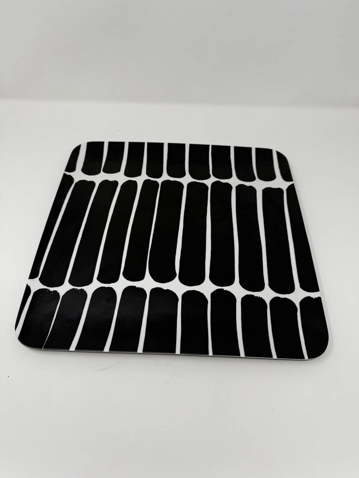 Bandeja cuadrada MARIMEKKO Target melamina 12,5 pulgadas blanco y negro Foto 3 de 4