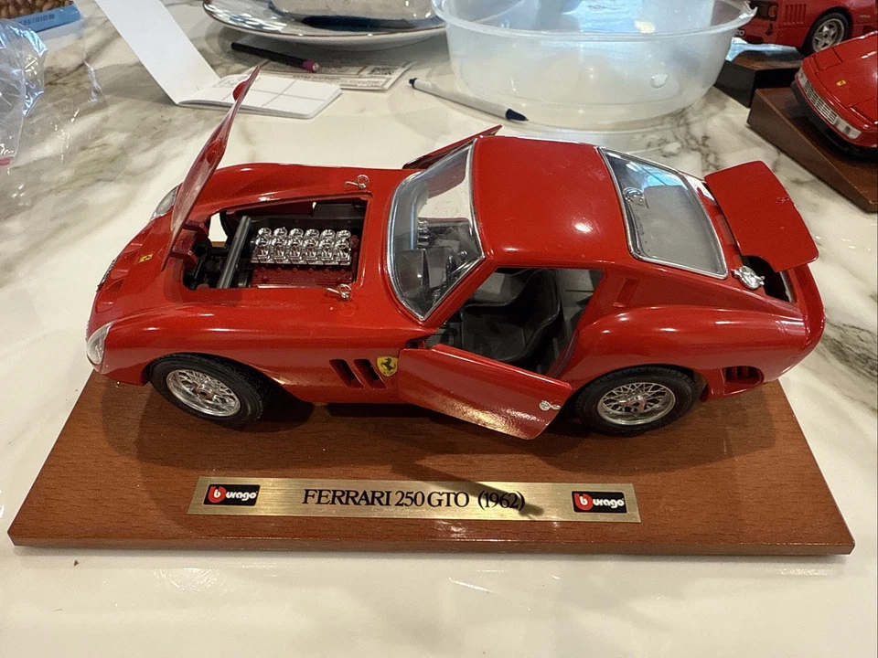 Burago 1962 红色法拉利 250 GTO 1/18 比例压铸金属模型开箱 — 第 3/4 张图片