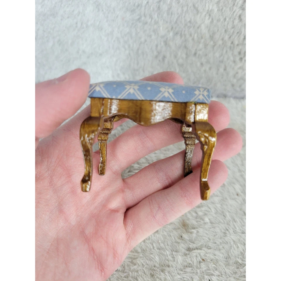 Juego de taburetes miniatura para casa de muñecas estilo campo francés par tapizado en madera Foto 2 de 4