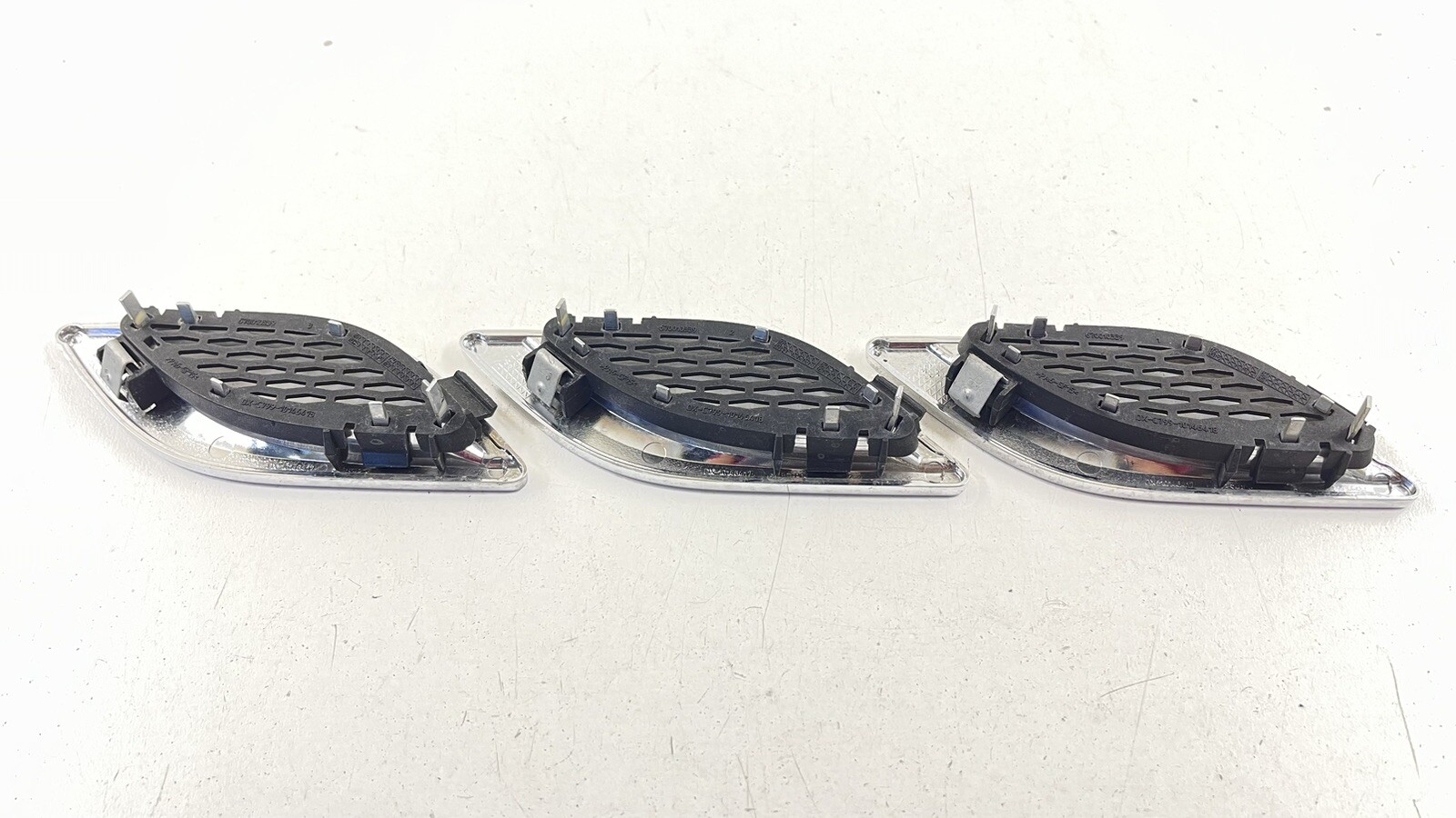 14-23 MASERATI QUATTROPORTE RIGHT FRONT FENDER AIR VENT TRIM SET 670010339 OEM