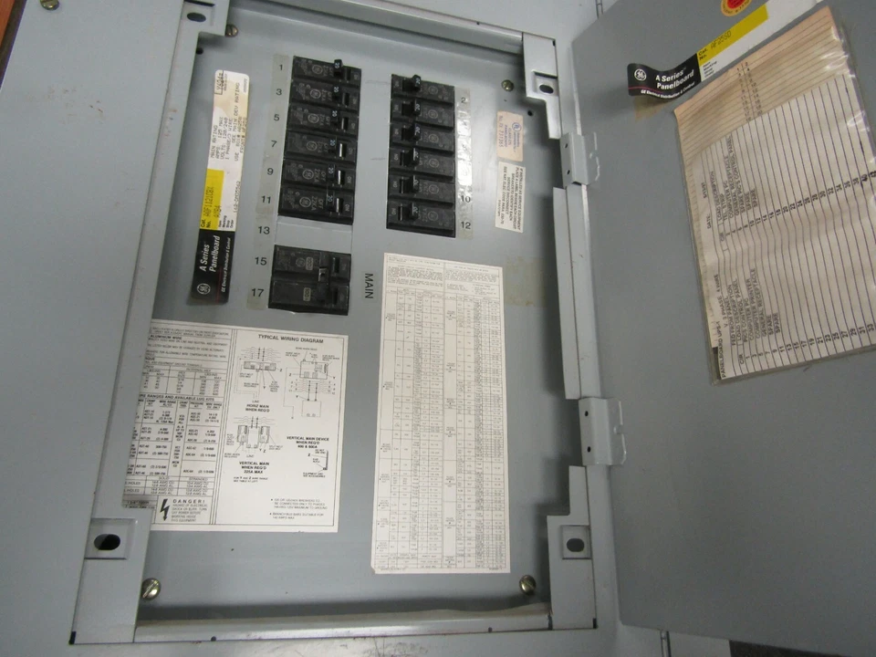 👀GE 125 AMP MAIN BREAKER PANELBOARD 120/240 VAC 12 CIRCUIT 1Ø 3 WIRE AQF1121CBX - Image 2 of 4