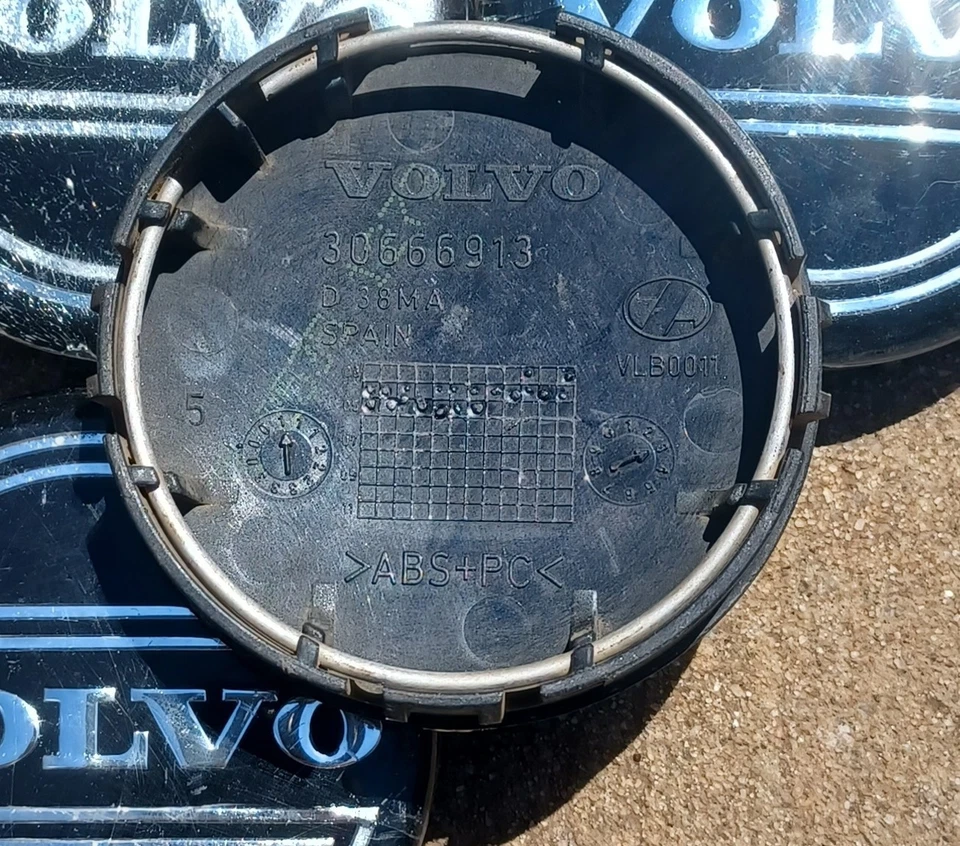 Volvo C30 C70 S40 S60 S80 V50 V70 XC70 center cap set 1998-2010 PN 30666913 S2 - Image 3 of 3