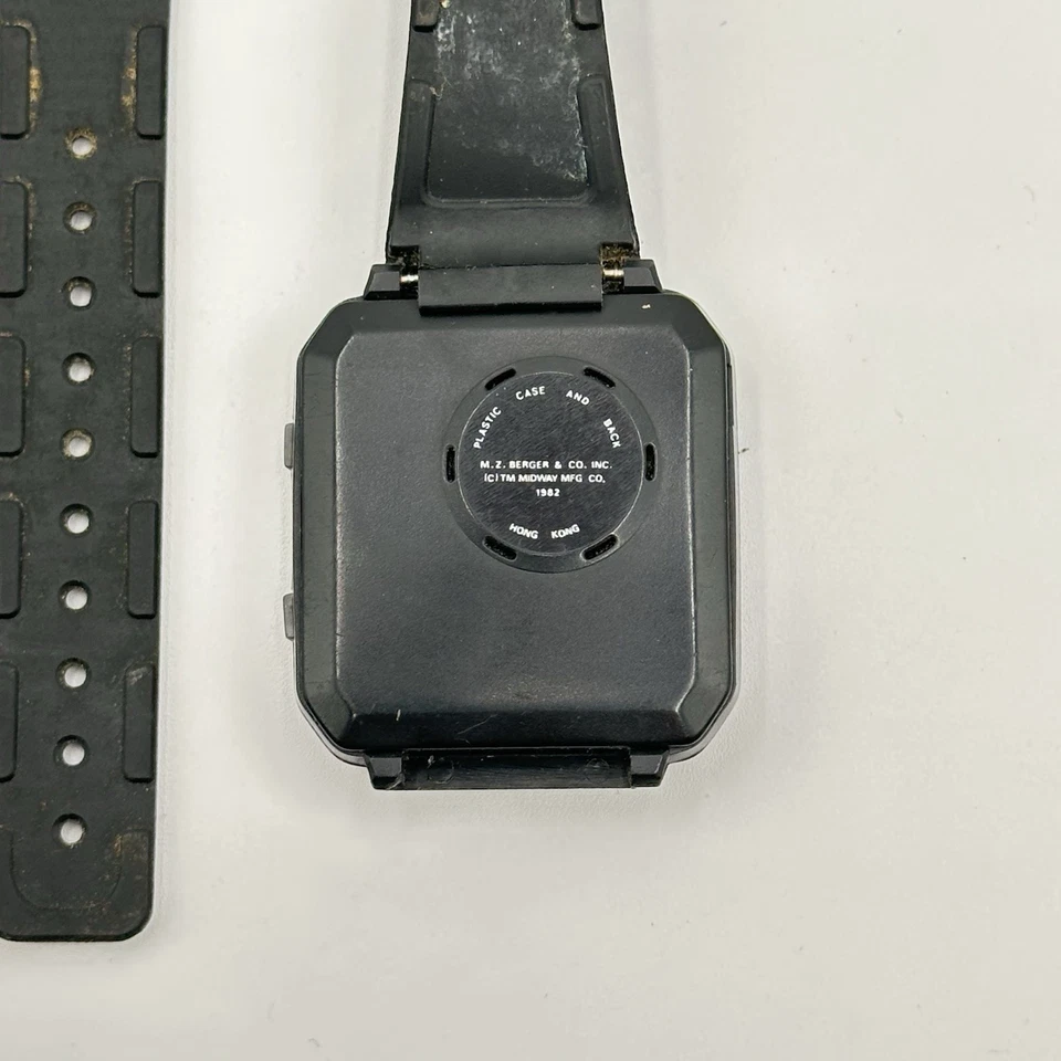 Часы с видеоиграми Nelsonic Midway Pac-Man на ЗАПЧАСТИ или РЕМОНТ 1980-е - Изображение 4 из 4