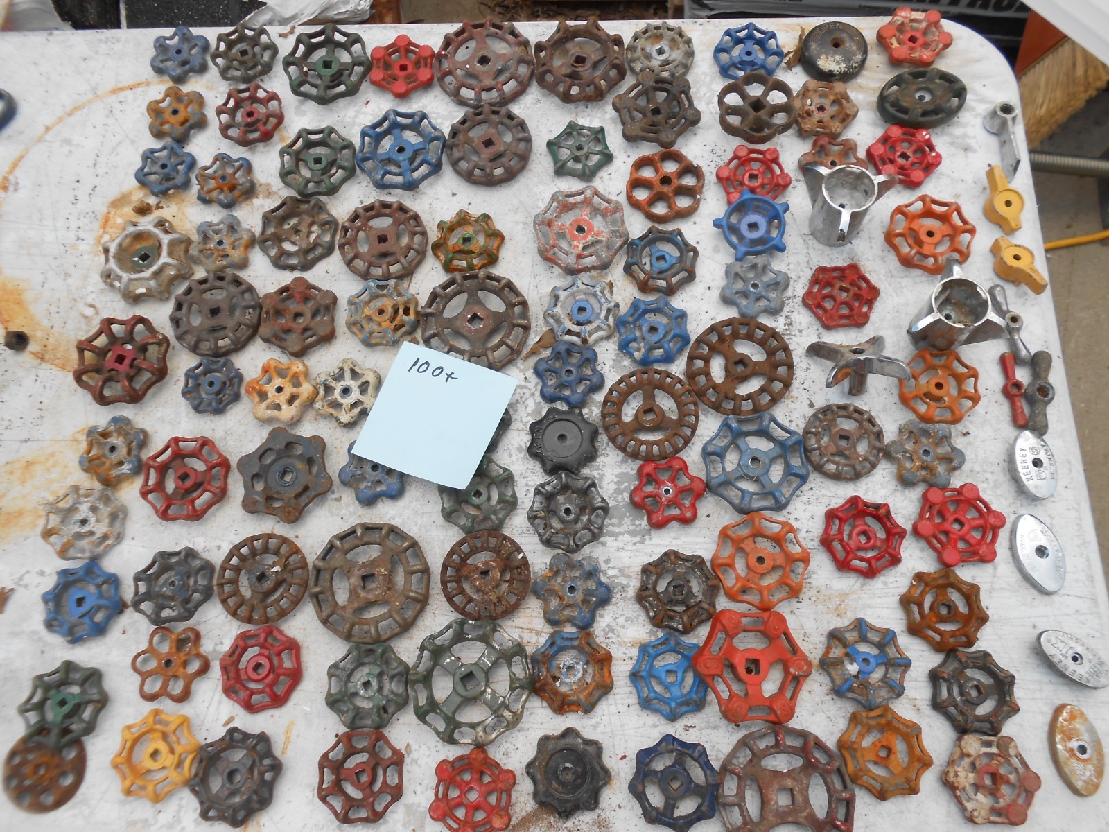 LOT OF 100 1.75-3 INCH VALVE HANDLES ALUMINUM & IRON MIXED PAINT RUST CHIPPED