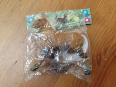 Kleine pelzige Pferdefigur / Modell / Spielzeug (Filzpferd Stofftier)