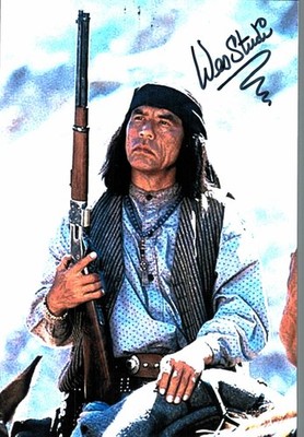 Wes Studi   **   Original Unterschrift auf Halbgroßfoto  **   NG- 12 f