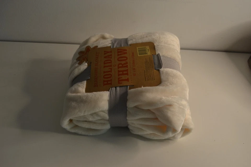 Berkshire, manta, vacaciones, 55 pulgadas x 70 pulgadas, Angel (blanco/crema) Foto 4 de 4