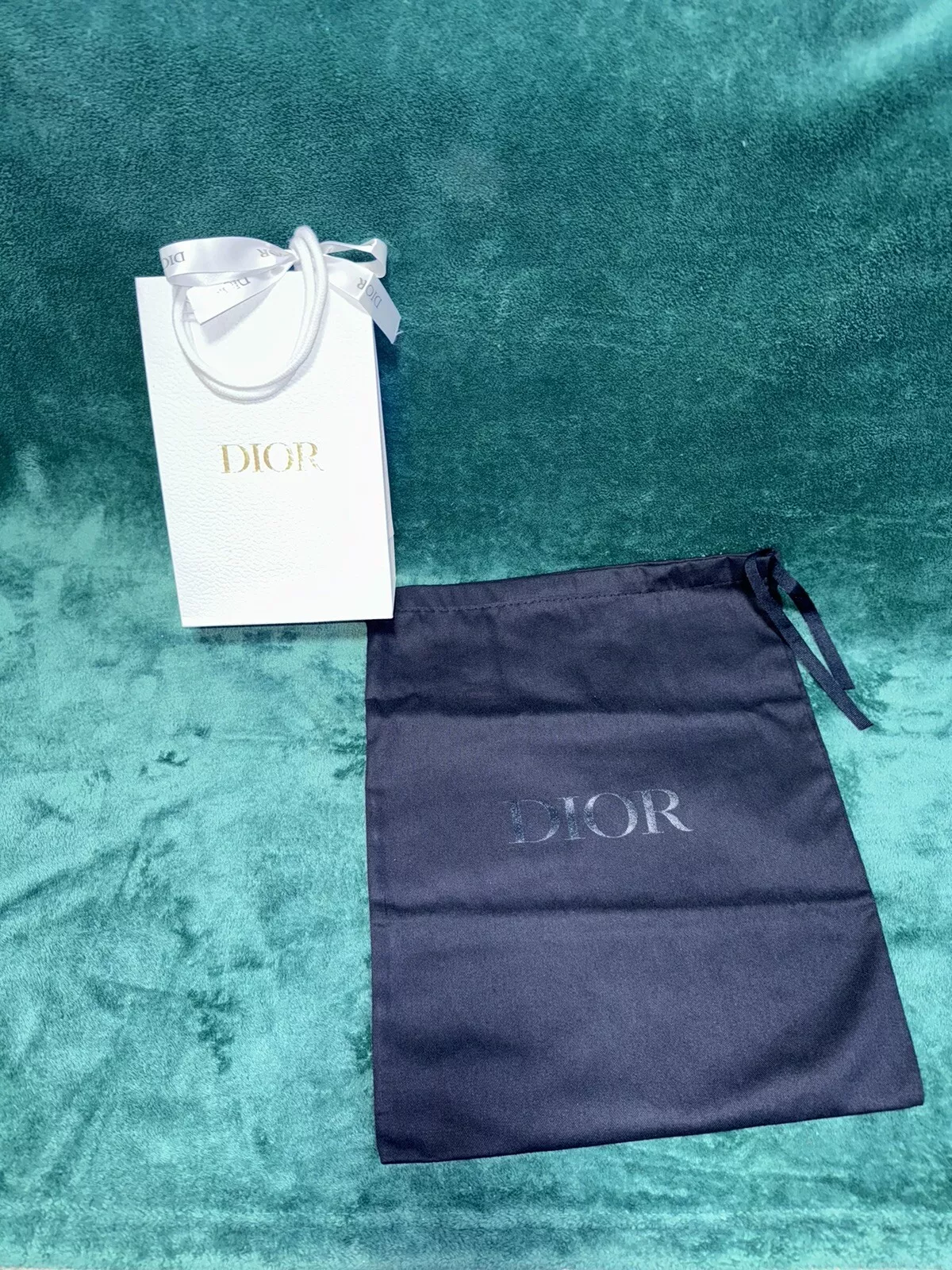 Sacs à poussière pour chaussures Christian Dior authentiques neufs. Sac à poussière CD DIOR pour vêtement chaussure.