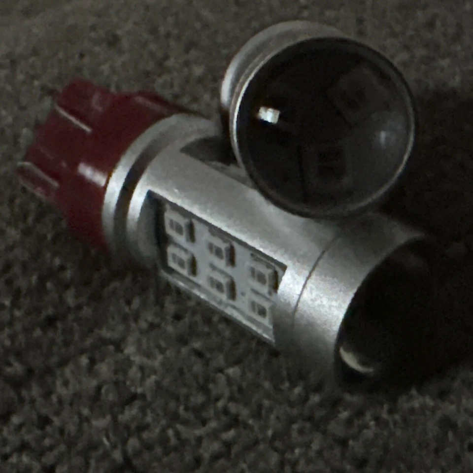 PathfinderLED 7443R lâmpada de freio super brilhante LED vermelho Xtreme, 2 lâmpadas - Imagem 4 de 4