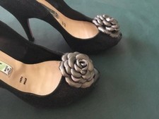 Clips Rose Farbe Silber Metallic Echtleder f&uuml;r Schuhe Set 2tlg. Handarbeit.