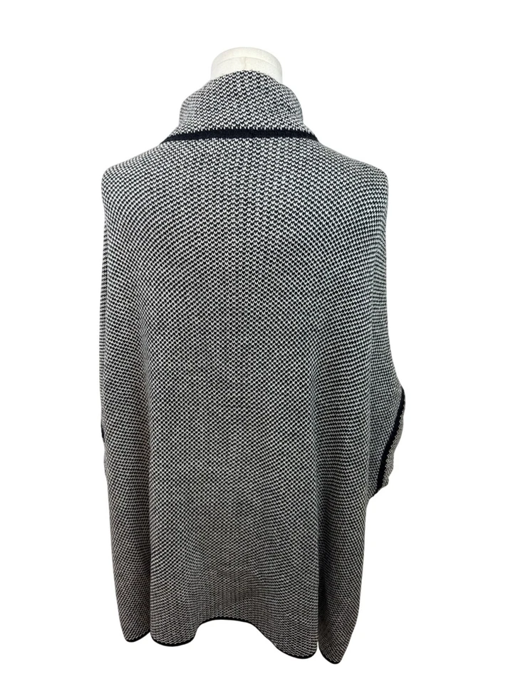 Cárdigan Poncho Cejón Blanco y Negro Frente Abierto con Bolsillos y Hebilla Talla OSFM - Nuevo Foto 3 de 4