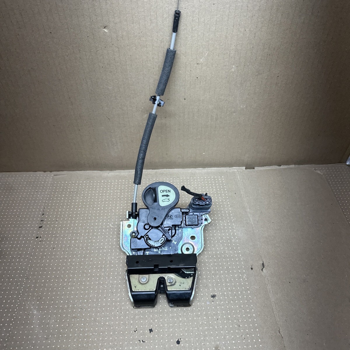 2015-2019 HYUNDAI GENESIS G80 3.8L REAR TRUNK LOCK LATCH ACTUATOR