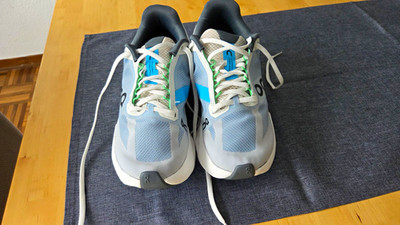 On Cloudsurfer Next Damen Laufschuhe Mesh atmungsaktiv Grau/Blau/Weiß