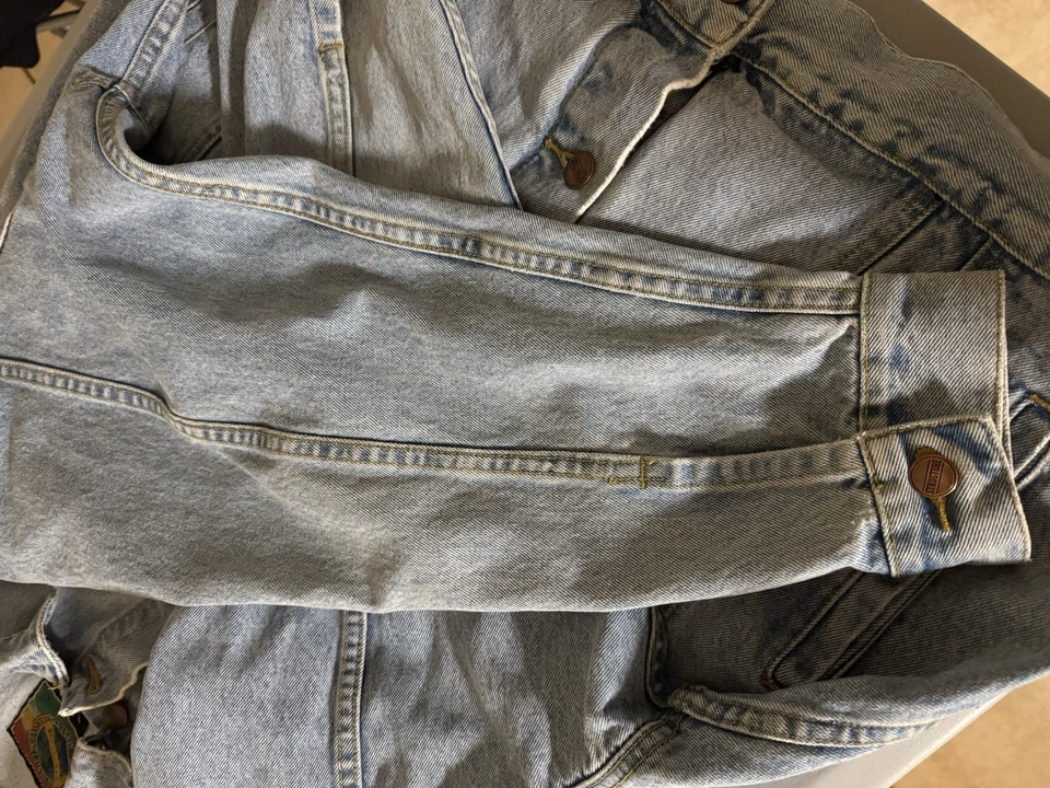 MEN VINTAGE 90'S LIGHT WASH STRUCTURE JEANSWEAR DENIM JACKET - SIZE XL - Image 4 of 4