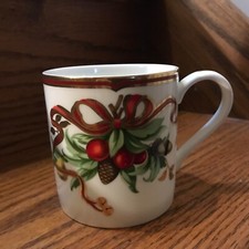 TIFFANY CO WHITE HOLIDAY GARLAND CHRISTMAS MUG - Excellent Condition