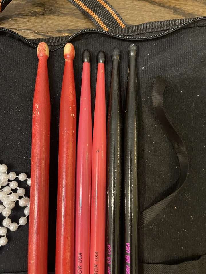 DRUMMER GIRL 3 双 Hot DRUM Sticks 红色和黑色股珍珠棒包贴纸 — 第 4/4 张图片