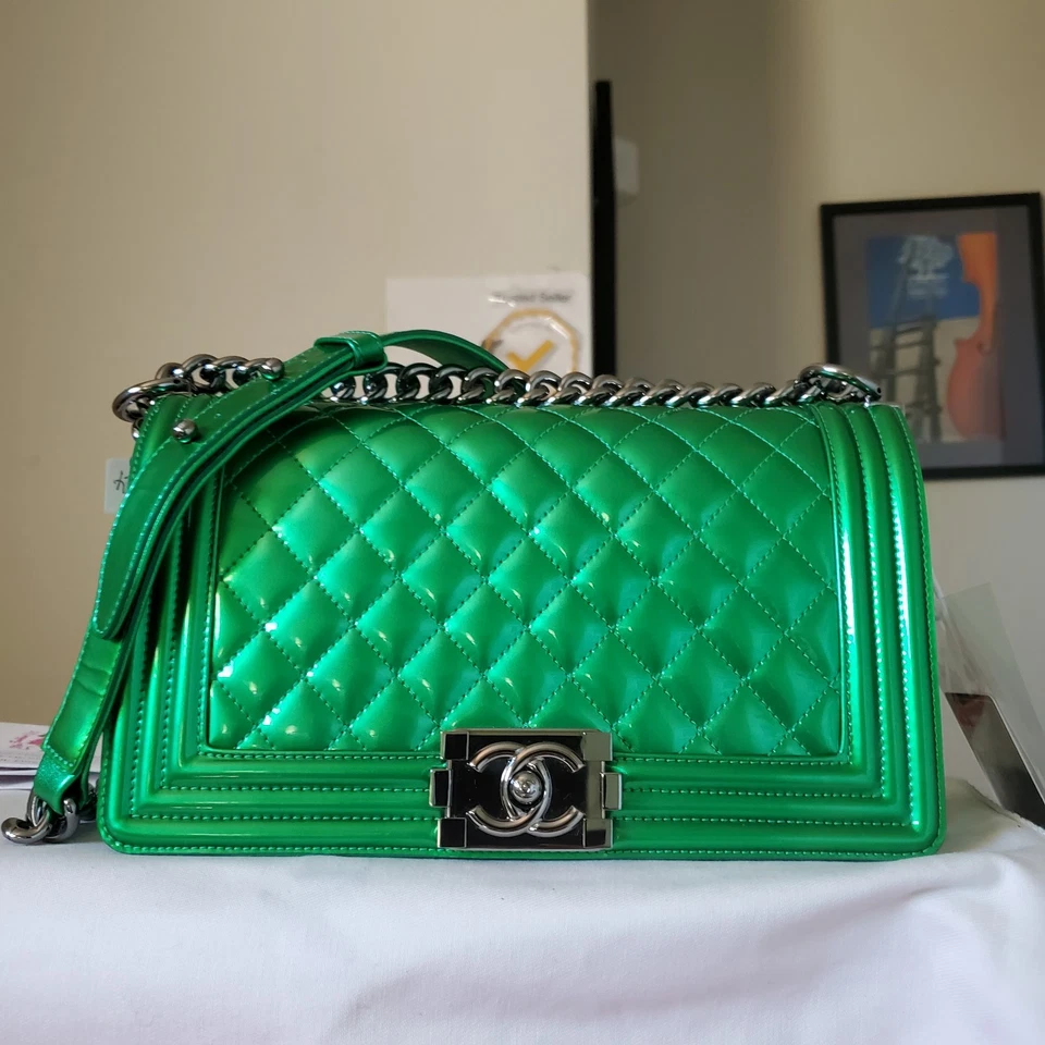 $6,900 Bolso Chanel Boy Metálico Verde Patente Plata Hw Solapa Antiguo Mediano Navidad Foto 3 de 4