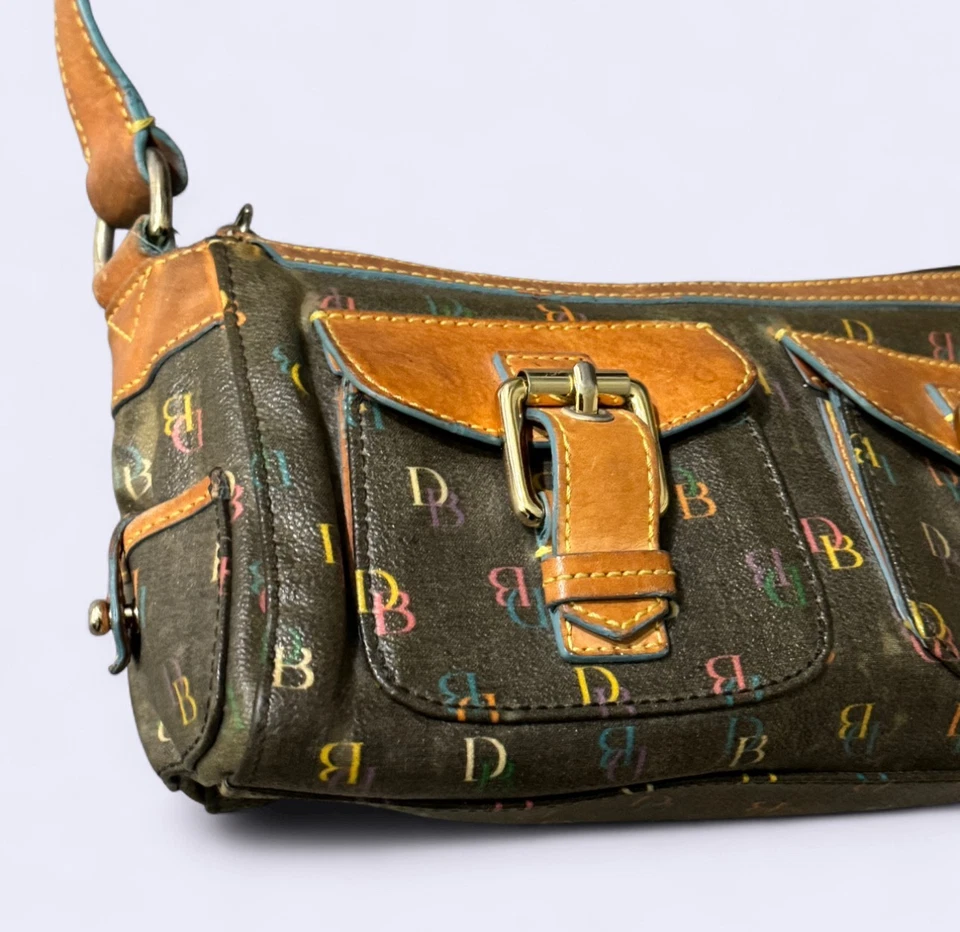 Сумка наплечная Dooney & Bourke черная радужная с монограммой стиль Y2K - Изображение 2 из 4