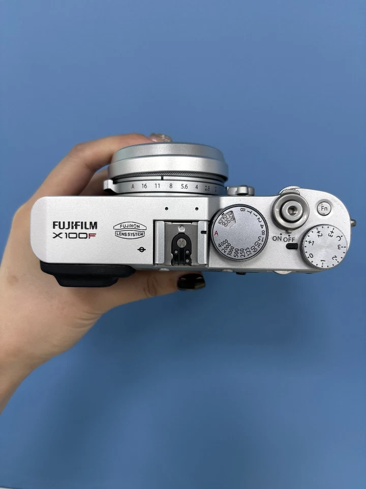 Cámara digital Fujifilm X100F 24,3 MP APS-C 100 % funcionando inglesa plateada Foto 4 de 4