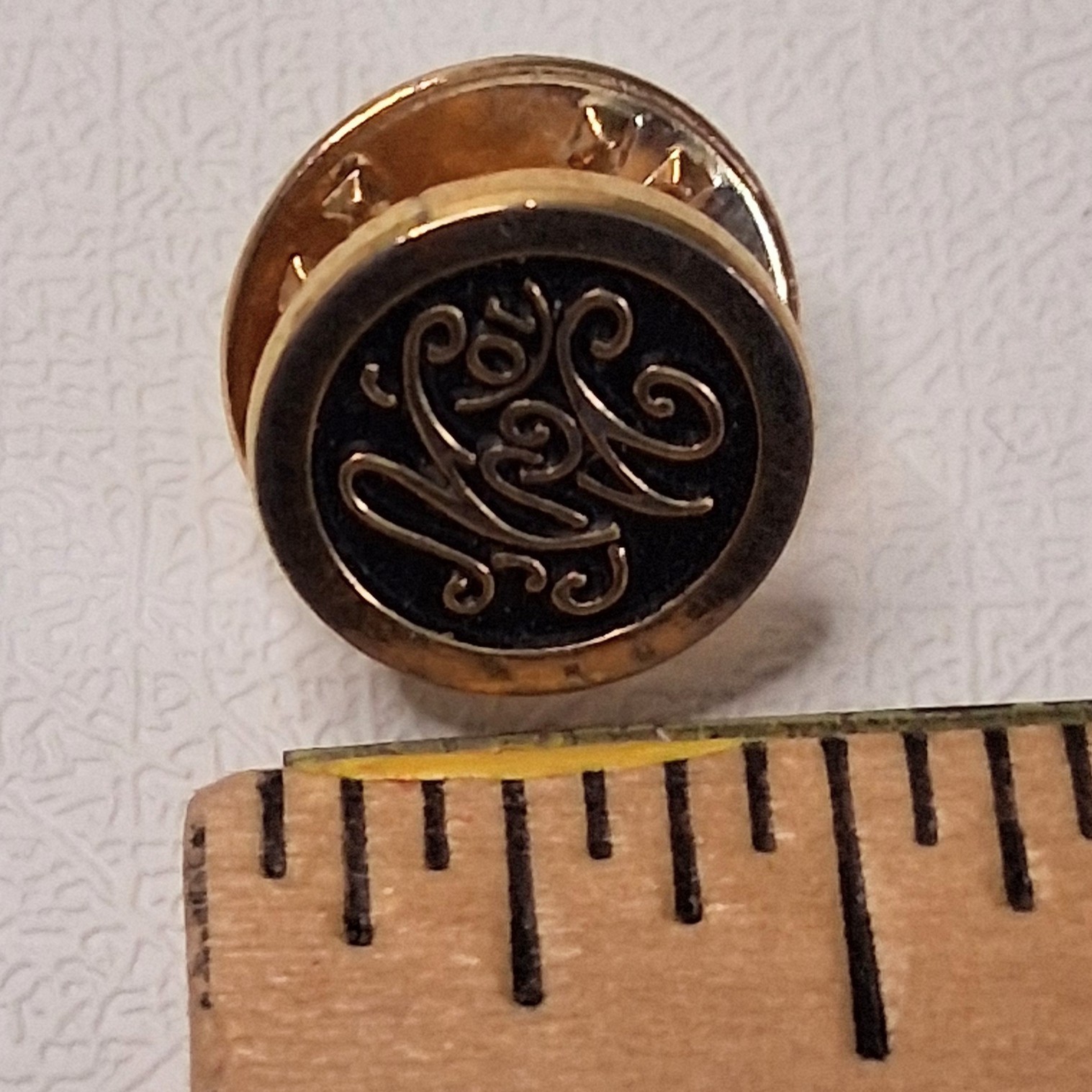 Vintage Gold Tone Cursive Monogram Initial Lapel … - image 3